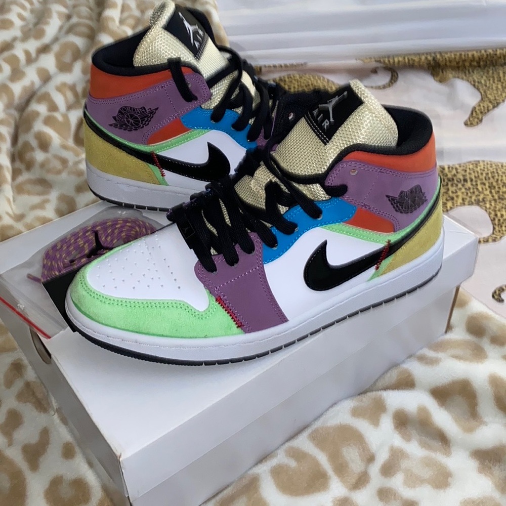 WOMANS JORDAN 1 mid SE